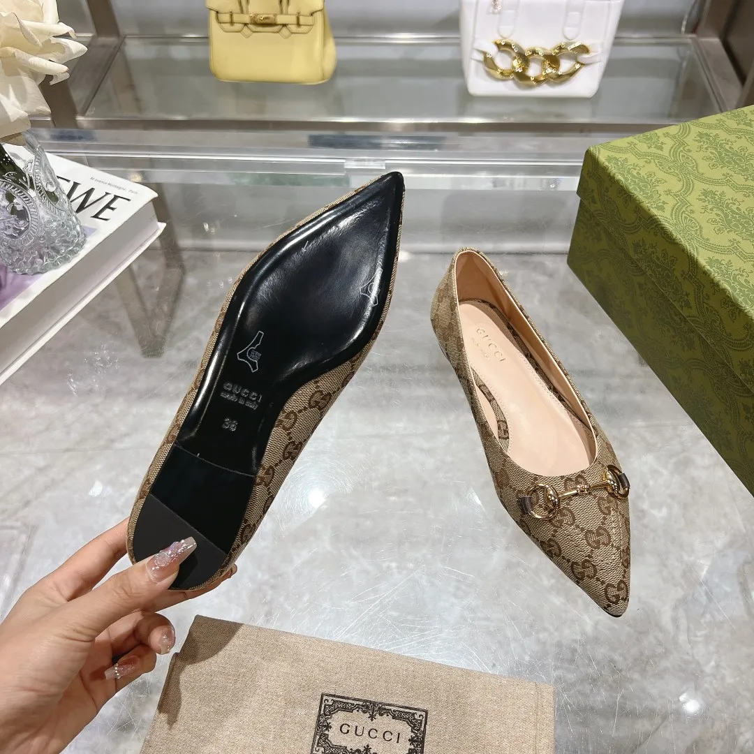 👟👟Ex-factory price 440👟👟 (genuine leather sole +40) Gucci Original GG canvas adds dazzling essence to these slingback pumps. Brown leather piping and light gold-toned hardware are complemented by beige and brown graphics. The pointed toe, elasticated straps and low heel all work together to create a comfortable fit. Upper: Made of first-layer imported patent cowhide/sheepskin lining. Outsole: Rubber non-slip outsole/genuine leather outsole. Size: 35-42 (34/41 42 customized, non-refundable)​